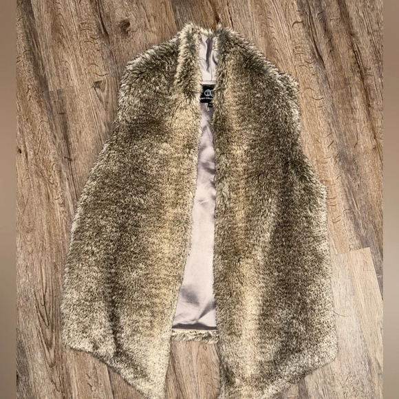 Tart Collections • Kyla Faux Fur Vest - Picture 5 of 10